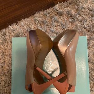 Jessica Simpson Women’s Platform Heeled Pumps.